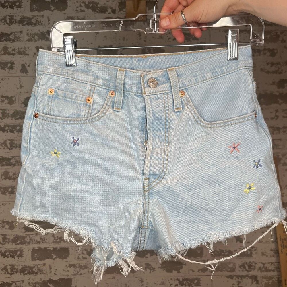 Levi’s | women denim shorts with embroidered flowers